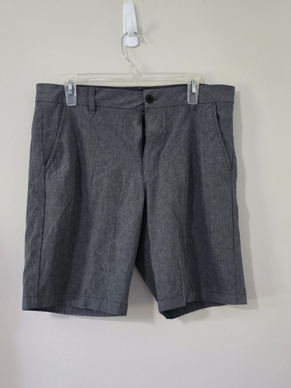 Izod Men's Heather Gray Flat-Front Shorts